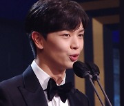 '금수저' 육성재, 최우수연기상 수상 "날 멋지게 낳아준 엄마 고마워" ['2022MBC연기대상']