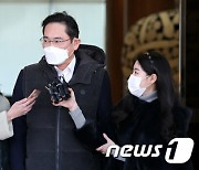 이재용 회장, 동남아 출장 마치고 귀국..."새해 열심히 하겠다"