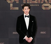 [포토] 이종석, '끝내주는 턱시도핏'