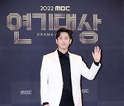 최원영, 첫 베스트 캐릭터상 “아내 심이영 가장 소중” [MBC 연기대상]