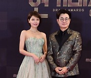 [포토] 최수영-김성주, '오늘의 MC 입니다~' (2022 MBC 연기대상)