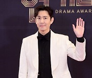 [포토] 최원영, '부드러운 손인사~' (2022 MBC 연기대상)