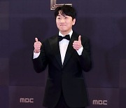 [포토] 이창훈, '멋지게 엄지척~' (2022 MBC 연기대상)