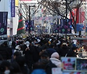 밀려오는 손님에 … 명동 상인 "일손 부족"