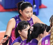 '김연경 30점' 흥국생명, 현대건설 홈무패 제동