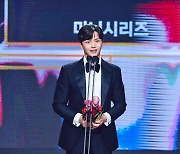 육성재, 최우수연기상 "든든한 버팀목 비투비"[2022 MBC 연기대상]