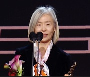 [MBC 연기대상] 예수정, 조연상 “악의 평범성, 스스로 경계하지 않으면…”