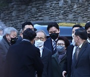 자택 도착해 인사하는 이명박 전 대통령