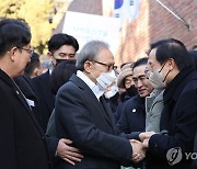 자택 도착해 인사하는 이명박 전 대통령