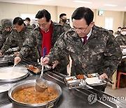 음식 담는 주호영 원내대표