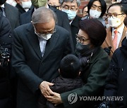 손주 안아주는 이명박 전 대통령-김윤옥 여사