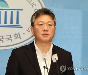 與, 文 연하장 직격 "뒤에서 구시렁거려…분열 조장 `못된 습관`"