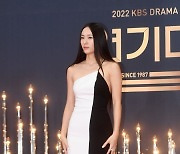 [포토] 정수정, '흑과 백의 조화~'(2022 KBS 연기대상)