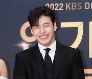 [포토] 강하늘, '무해한 미소'(2022 KBS 연기대상)