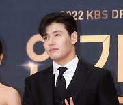 [포토] 강하늘, '트레이드 마크 브이~'(2022 KBS 연기대상)