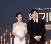 [포토] 하지원-강하늘, '선남선녀 분위기'(2022 KBS 연기대상)