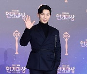 [포토] 지승현, '멋진 모습에 눈길' (2022 SBS 연기대상)