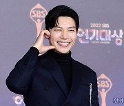 [포토] 지승현, '해맑은 미소로 볼하트' (2022 SBS 연기대상)