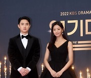 [포토] 도경수-이세희, '올블랙 커플룩'(2022 KBS 연기대상)