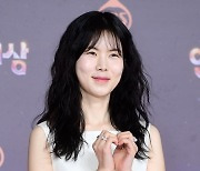 [포토] 공민정, '수줍은 미소로 하트' (2022 SBS 연기대상)