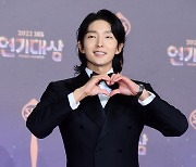 [포토] 이준기, '팬들에게 보내는 하트~' (2022 SBS 연기대상)