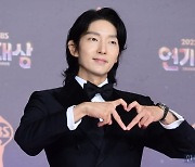 [포토] 이준기, '멋지게 하트~' (2022 SBS 연기대상)