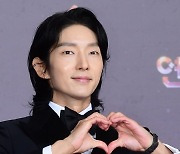 [포토] 이준기, '팬들을 향해 하트 발사~' (2022 SBS 연기대상)