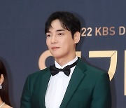 [포토] 강지섭, '아무나 소화하기 힘든 의상'(2022 KBS 연기대상)