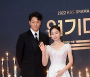 [포토] 조한철-김슬기, '연기대상 레드카펫 참석했어요'(2022 KBS 연기대상)