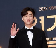 [포토] 이유진, '한류스타 손인사'(2022 KBS 연기대상)