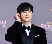 [포토] 안효섭, '전화 아니고 볼하트입니다' (2022 SBS 연기대상)