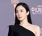 [포토] 이청아, '군살 없는 늘씬한 몸매 과시' (2022 SBS 연기대상)