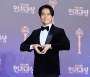 [포토] 임기홍, '멋진 모습으로 하트 발사' (2022 SBS 연기대상)