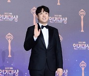 [포토] 정순원, '부드러운 손인사~' (2022 SBS 연기대상)