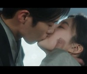 ‘환혼2’ 이재욱♥고윤정 키스 사랑확인, 황민현 혈충 없애고 생존 (종합)