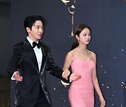 정용화,'혜리 향한 멋진 매너손' [사진]