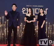 [TD포토] 허성태-박지연-최리 '2022년 마지막을 함께'