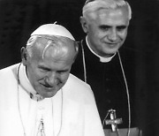 (FILE) VATICAN OBIT POPE BENEDICT XVI