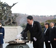 "다시 도약하는 대한민국"…尹대통령, 국립현충원 참배