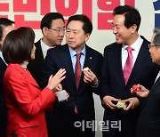 [포토]국민의힘 신년인사회, '대화하는 유흥수-오세훈-김기현-나경원'