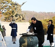 여야, 새해 첫 일정은 현충원 참배…주호영·박홍근 '깜짝' 조우도