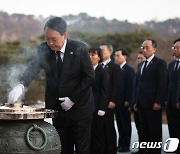 현충탑에 분향하는 윤석열 대통령