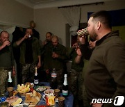 새해 맞이 축하 모임하는 도네츠크의 우크라 군