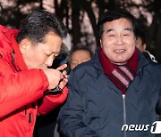 해돋이 행사서 시민과 얘기하는 김장호 구미시장