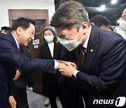 새해 인사 나누는 김기현·안철수