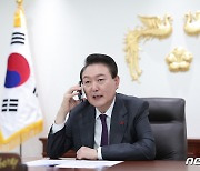 새해 격려 전화 하는 윤 대통령