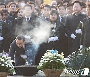 고 노무현 전 대통령 묘역 참배하는 박홍근 원내대표