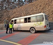 구례서 28인승 마을버스 가드레일 추돌