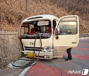 구례 사성암 인근 도로서 28인승 마을버스 외벽에 추돌