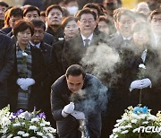 고 노무현 전 대통령 묘역에 분향하는 박홍근 원내대표